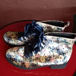 Dirty Laundry velvet floral ankle boots size 9.5